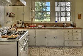 Laminate countertops with an integrated 4" backsplash